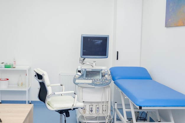 Macchina ad ultrasuoni medica moderna in una sala diagnostica ospedaliera vuota