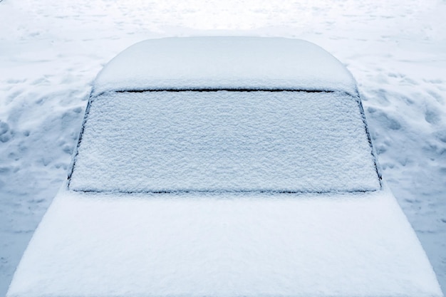 Macchina congelata per strada in inverno. Foto di alta qualità