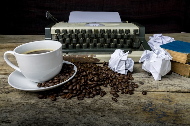 Macchina da scrivere e caffè su fondo di legno