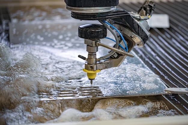 Macchina da taglio a getto d'acqua CNC moderna tecnologia industriale.