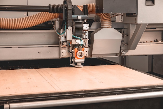 Macchina da taglio laser che taglia il foglio di legno Concetto di produzione Hitechnology