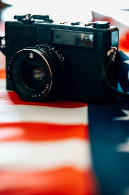 Macchina fotografica d&#39;epoca accanto alla bandiera degli Stati Uniti