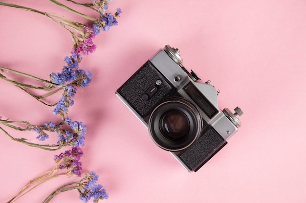 Macchina fotografica d'epoca con fiori di colore