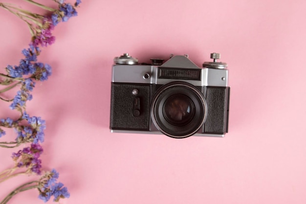 Macchina fotografica d'epoca con fiori di colore