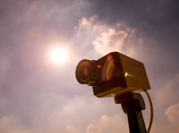 Macchina fotografica del CCTV all&#39;aperto con il cielo e la nuvola