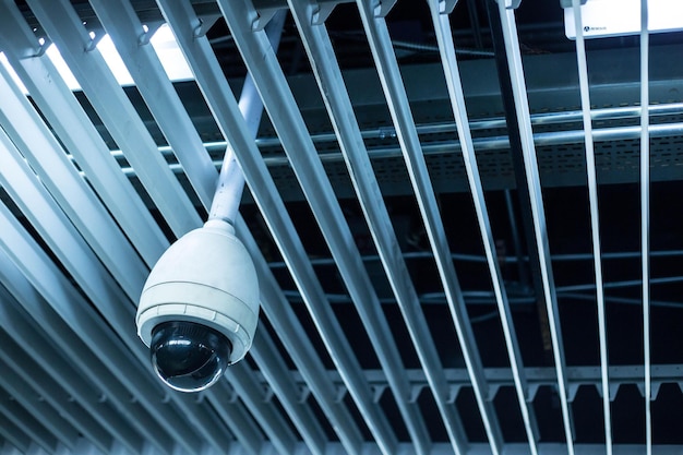 Macchina fotografica del CCTV di sicurezza in edificio per uffici