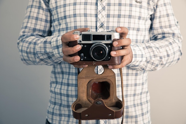 Macchina fotografica della foto della mano dell'uomo