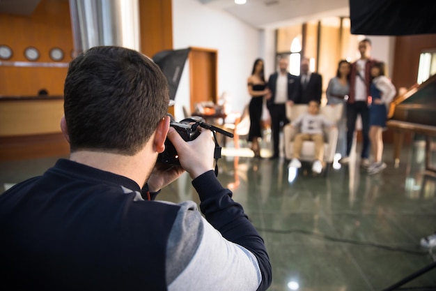 Macchina fotografica della mano del fotografo in studio