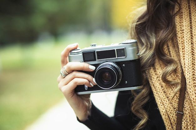 Macchina fotografica della mano della donna