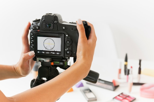 Macchina fotografica della regolazione della donna dell'angolo alto da registrare