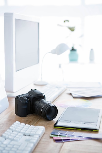 macchina fotografica digitale e campioni di colore su una scrivania