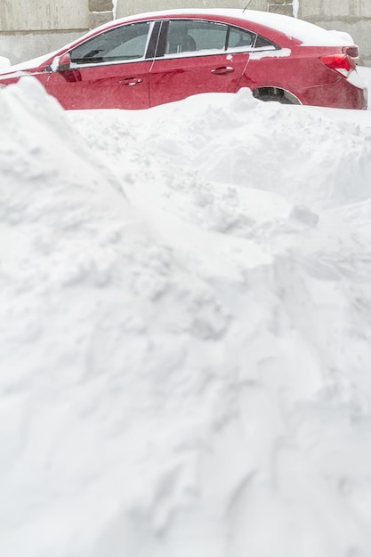 Macchina parcheggiata innevata in un cumulo di neve