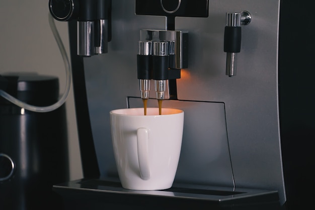 Macchina per caffè espresso automatica con tazza