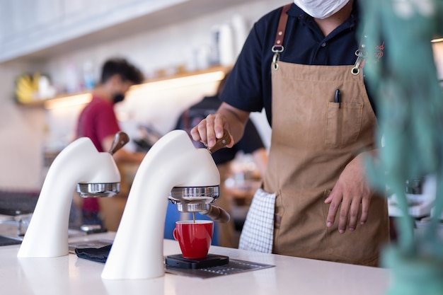 Macchina per caffè espresso Flair in una caffetteria con barista