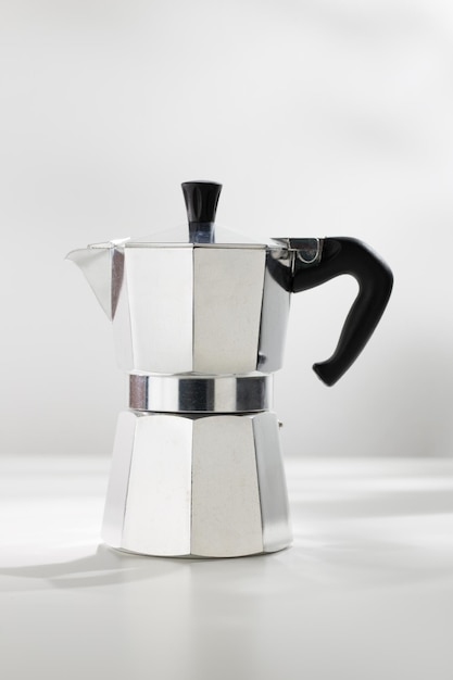 Macchina per caffè espresso moka su un tavolo bianco