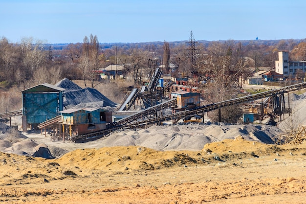 Macchina per frantumazione di rocce Macchinari per la frantumazione che trasportano ghiaia di granito frantumata in una cava di granito Impianto di lavorazione per pietrisco e ghiaia Attrezzature minerarie