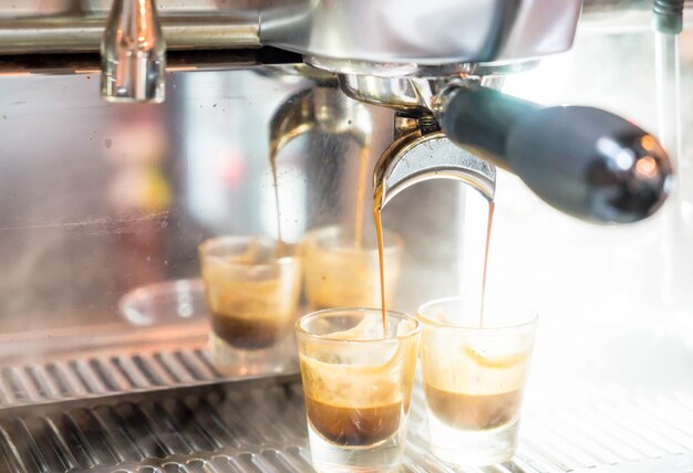 Macchina per il caffè che prepara un caffè