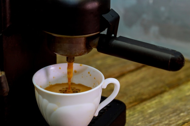 Macchina per il caffè con macchina per il caffè tazza fare il caffè. Vapore e calore.