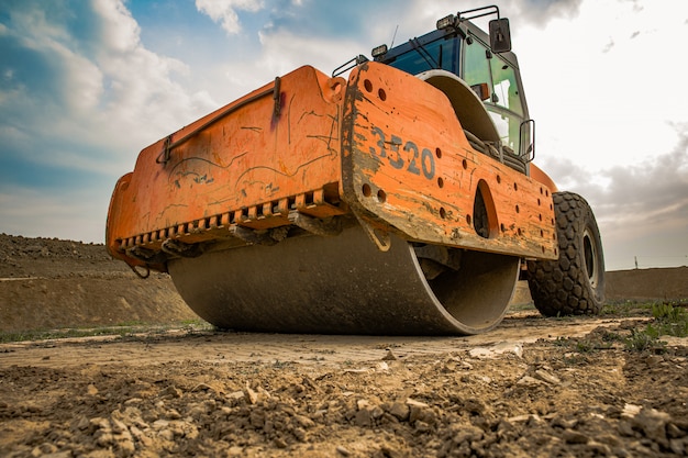 Macchina per il consolidamento del terreno nel terreno quando si lavora in estate