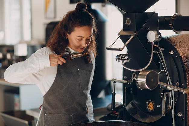 Macchina per la torrefazione del caffè e odore del barista con provatrice al processo di tostatura del caffè