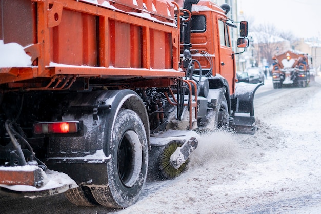 Macchina per rimuovere la neve con equipaggio per le strade b