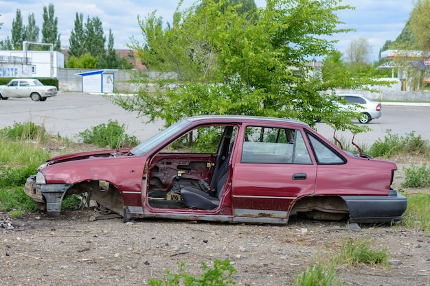 Macchina rotta, accartocciata e ammaccata dopo l'incidente. Auto distrutte abbandonate. Discarica di auto distrutte. Auto rotta dopo un incidente.