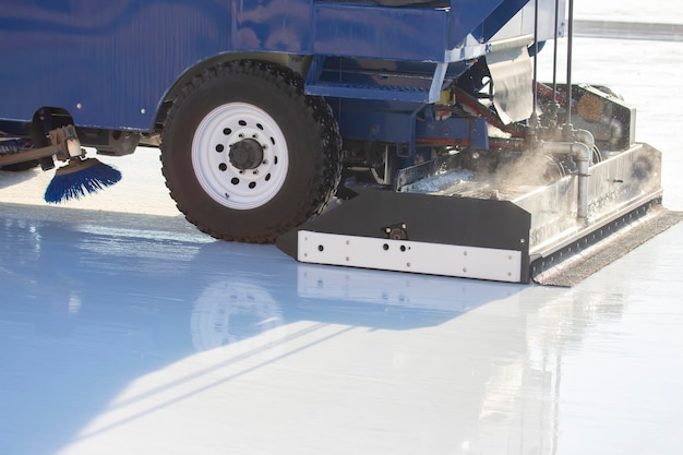 Macchina speciale per la pulizia del ghiaccio su una pista di pattinaggio al lavoro. Industria dei trasporti