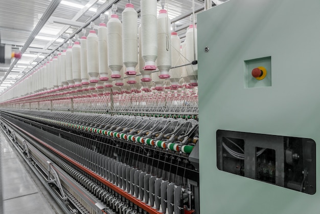 Macchinari e attrezzature in officina per la produzione di filati in fabbrica tessile industriale