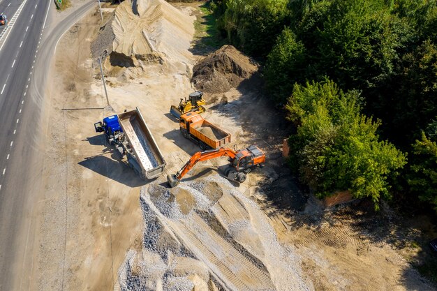 Macchinari pesanti in un cantiere edile