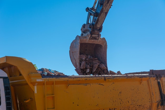 Macchinari pesanti lavorano in cantiere Rimozione del terreno roccioso per la costruzione in Turchia