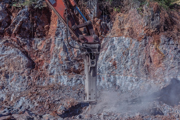 Macchinari pesanti lavorano in cantiere Rimozione del terreno roccioso per la costruzione in Turchia