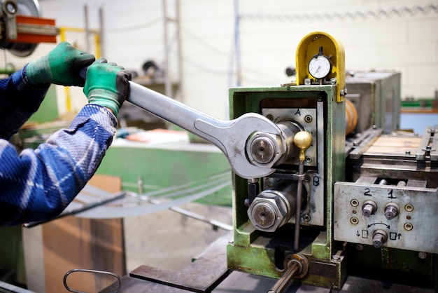 Macchinario di regolazione del lavoratore con chiave di grandi dimensioni