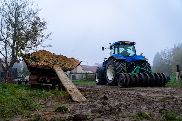 macchine agricole nel cortile della fattoria