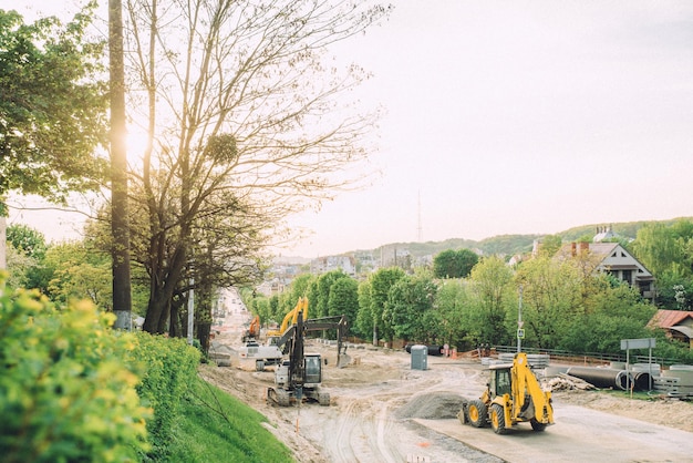 Macchine pesanti da cantiere che fanno strada