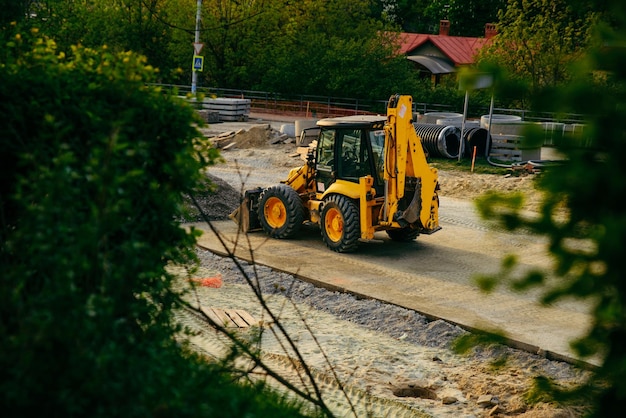 Macchine pesanti da cantiere che fanno strada