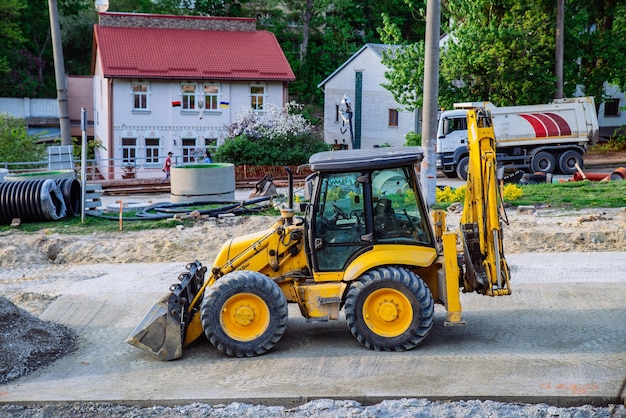 Macchine pesanti da cantiere che fanno strada