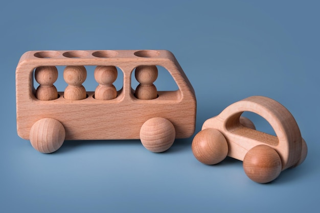 Macchinine in legno giocattolo per bambini su sfondo blu giocattoli per bambini bambini ecologici senza plastica ecologici educat...