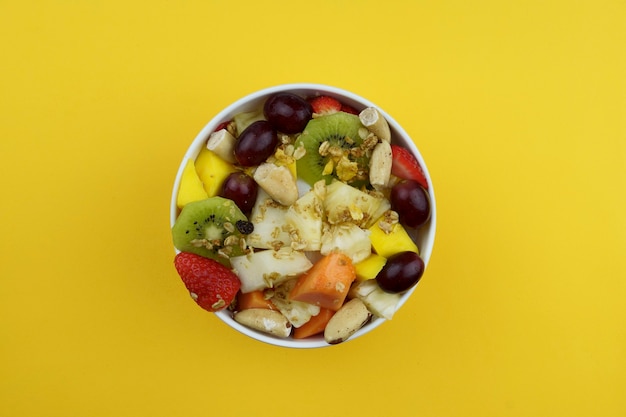 Macedonia con castagne e muesli in ciotola