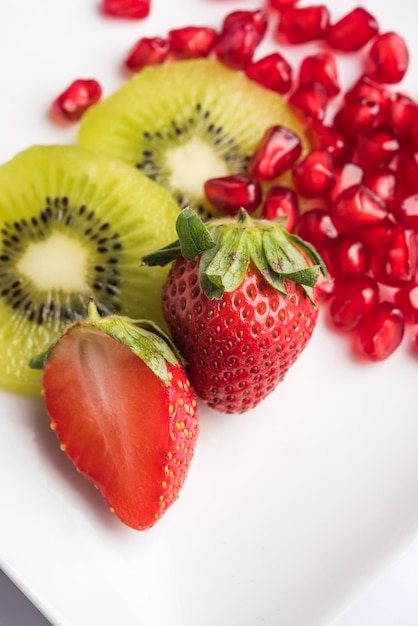 Macedonia di frutta o frutta tagliata sana colazione dietetica