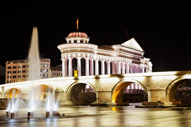 Macedonia Square a Skopje di notte