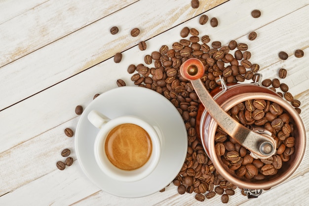 Macinacaffè e tazza di caffè espresso