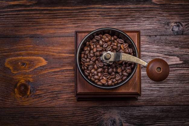 Macinacaffè su fondo in legno