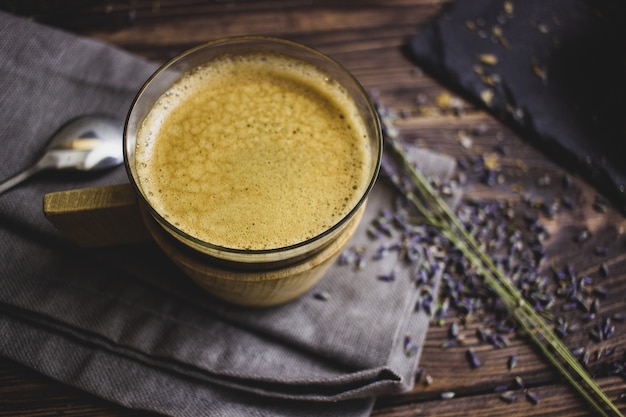 macinacaffè vintage caffè e croissant su uno sfondo scuro