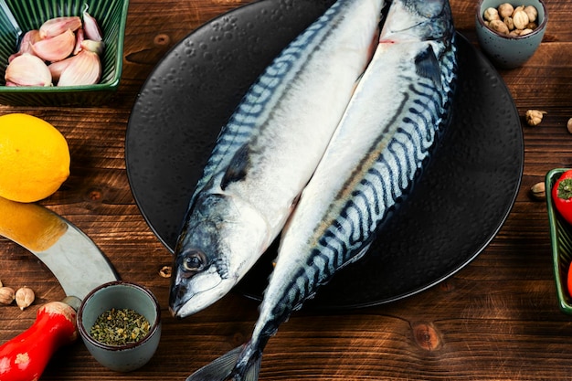 Mackerel crudo su sfondo di legno