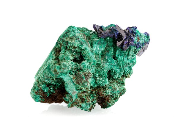 Macro azzurrite minerale di pietra con malachite su sfondo bianco