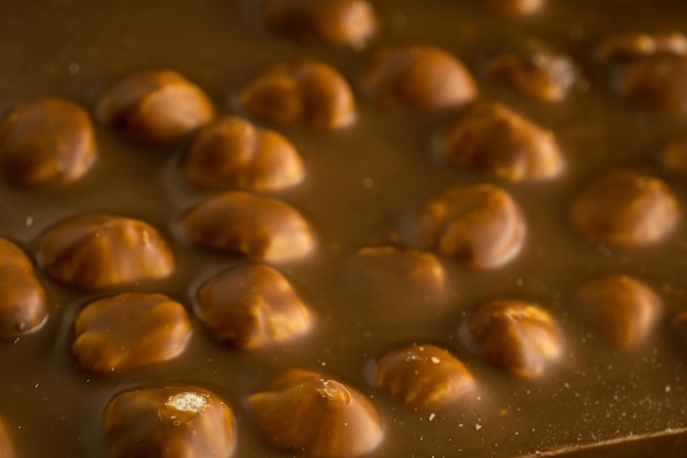 Macro close-up sulla consistenza del cioccolato al latte di nocciola, sullo sfondo della dieta nutrizionale