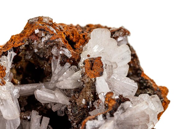 Macro cristalli di pietra minerale Roccia emimorfa su sfondo bianco