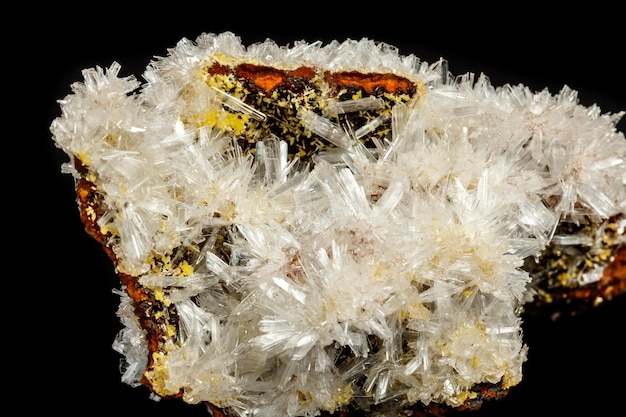 Macro cristalli di pietra minerale Roccia emimorfa su sfondo nero