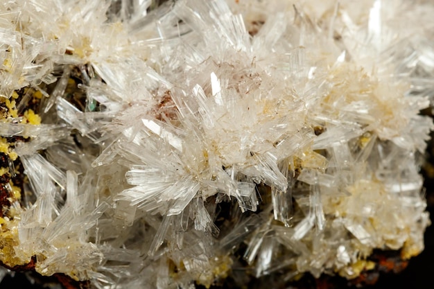 Macro cristalli di pietra minerale Roccia emimorfa su sfondo nero