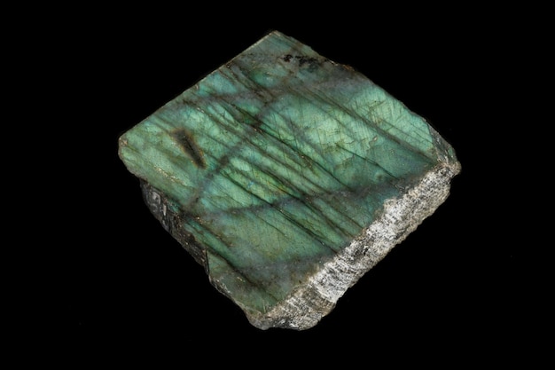 Macro del minerale di pietra Labradorite su sfondo nero